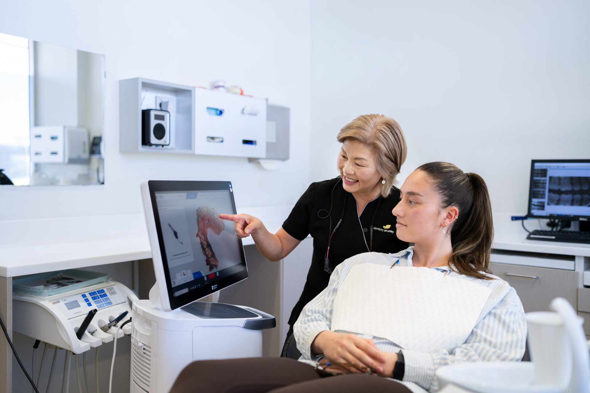 unley dentist presenting teeth scan to patient